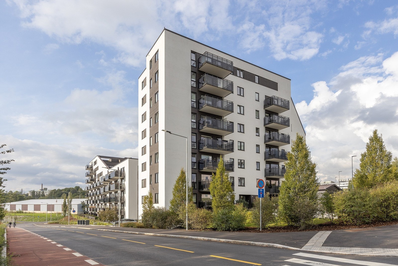 Blokken er tilknyttet velorganiserte Nybyen Økern Sør Sameie og består av 217 leiligheter. Galleribilde