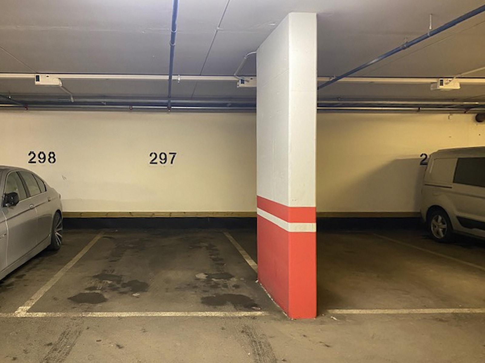 Det medfølger en garasjeplass med mulighet for installering av elbillader i felles lukket garasjeanlegg. I garasjeanlegget er det også felles sykkelparkering. Det finnes flere sykkelstativer, samt eget sykkelrom i underetasjen Galleribilde