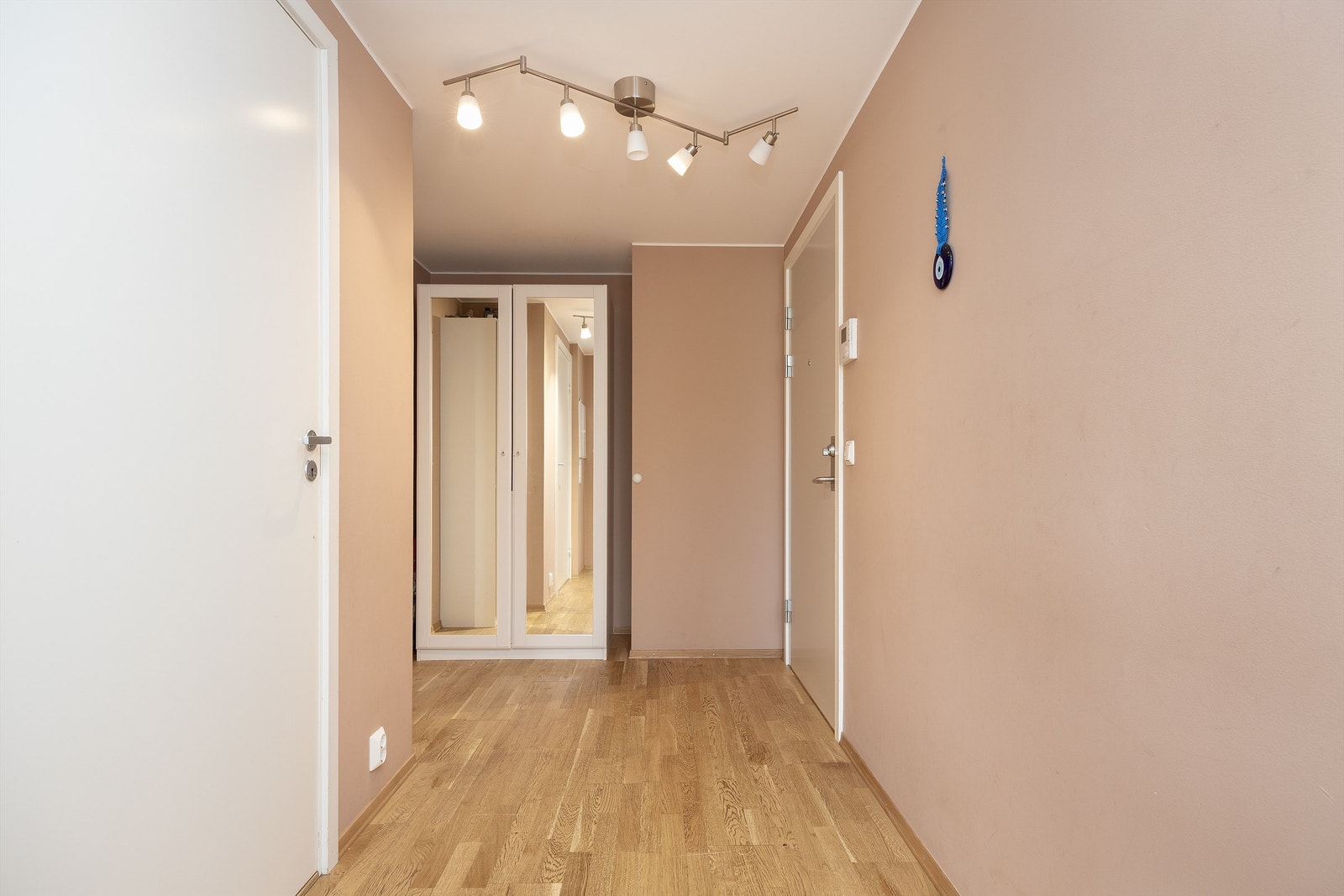 Velkommen inn! Entréen er innbydende med god plass til å henge fra seg yttertøy og sko. Galleribilde