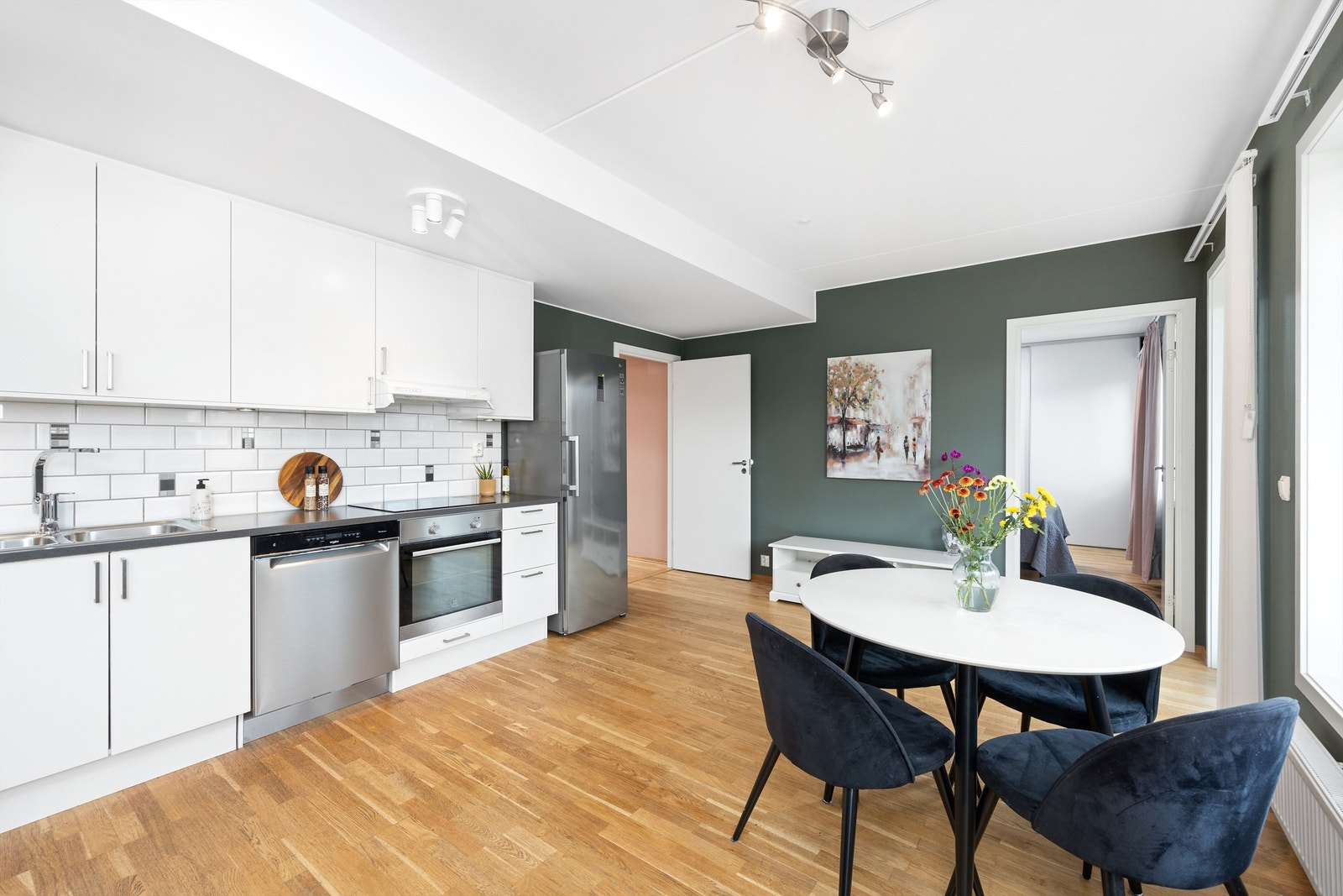 Kjøkkenet er holdt i en åpen løsning mot stuen, og gjør at rommet blir et naturlig og sosialt samlingspunkt i boligen. Galleribilde