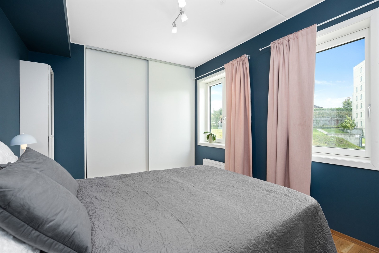 Det er også rikelig med oppbevaringsplass i en romslig skyvedørsgarderobe. Galleribilde