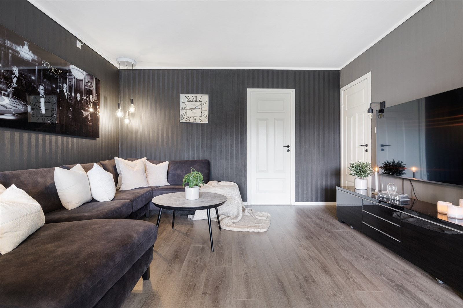 Stuen måler 31,1 kvm og er i åpen løsning mot kjøkken. Galleribilde