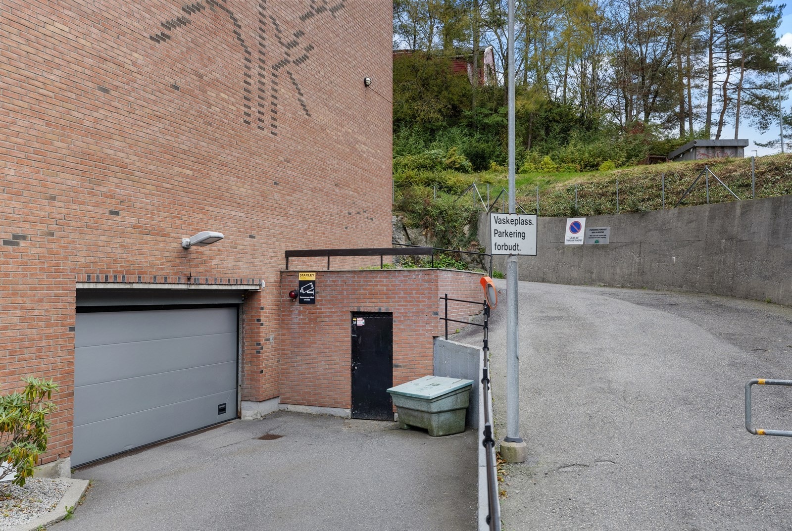 Innkjøring til garasje hvor leiligheten har fast parkeringsplass med el-billader. Galleribilde