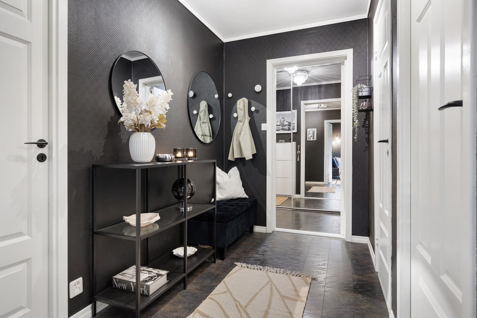 Fra leilighetens gang har du tilkomst til bad og soverom. Galleribilde