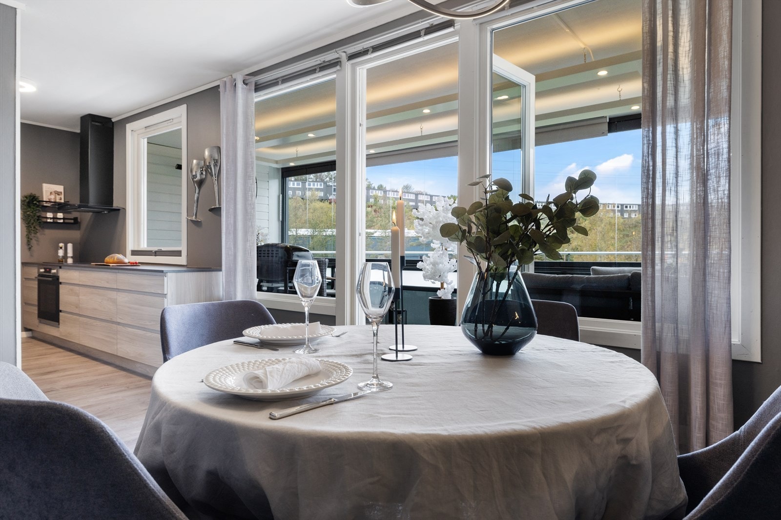 Fra stue er det utgang til en innglasset balkong på ca. 22 kvm som er en naturlig forlengelse av stuen både sommer og vinter. Galleribilde