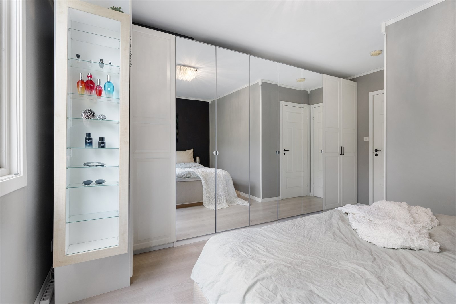 Hovedsoverommet har en romslig garderobeløsning som medfølger salg. Galleribilde