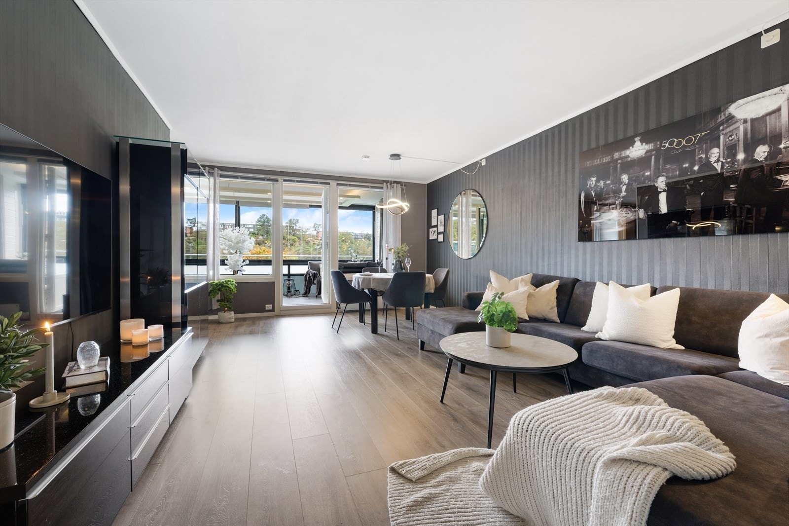 Leiligheten er byr på store vindusflater og et moderne og lunt gulv. Galleribilde