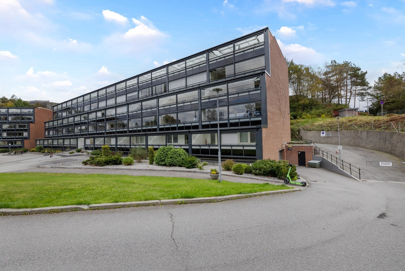 Alle borettslagets balkonger ble innglasset i 2022/2023. Galleribilde