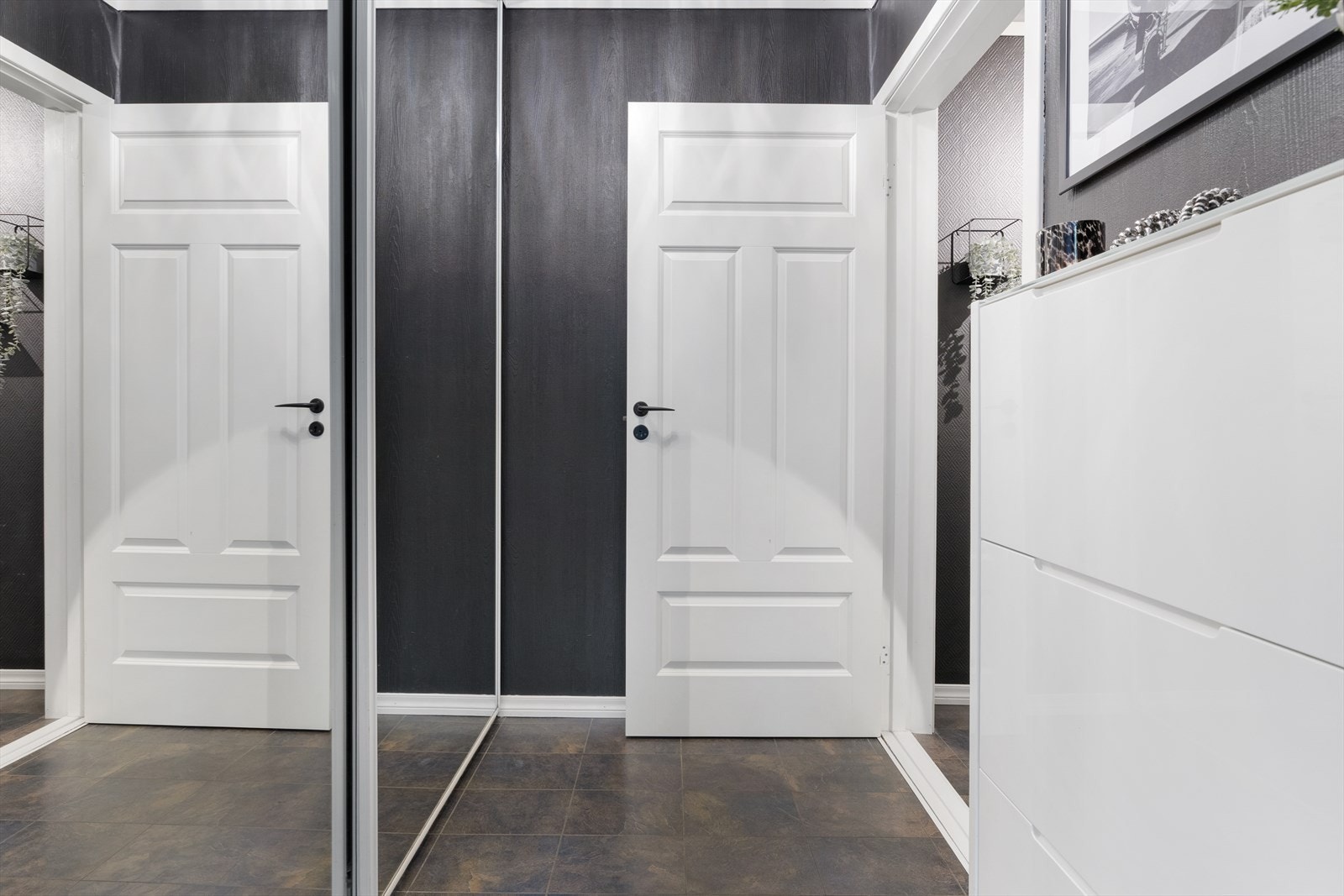 Leiligheten byr på en romslig entré og gang med mulighet for å henge fra seg det man måtte ønske av yttertøy og sko. Galleribilde