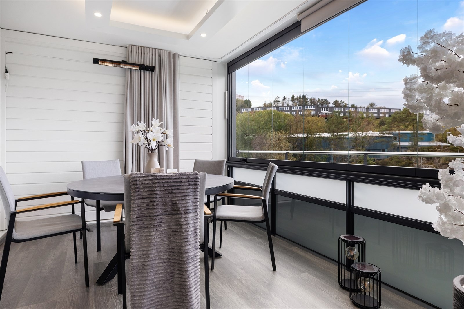 På sommeren kan man trekke fra vinduene og nyte flotte solforhold. Galleribilde