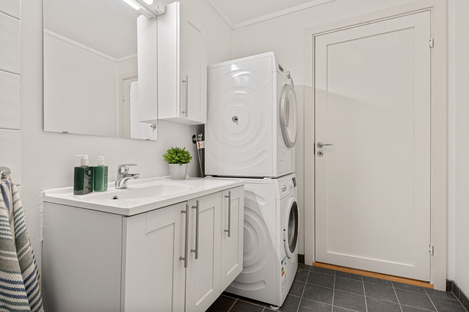 Badet er utstyrt med opplegg for vaskemaskin. Galleribilde