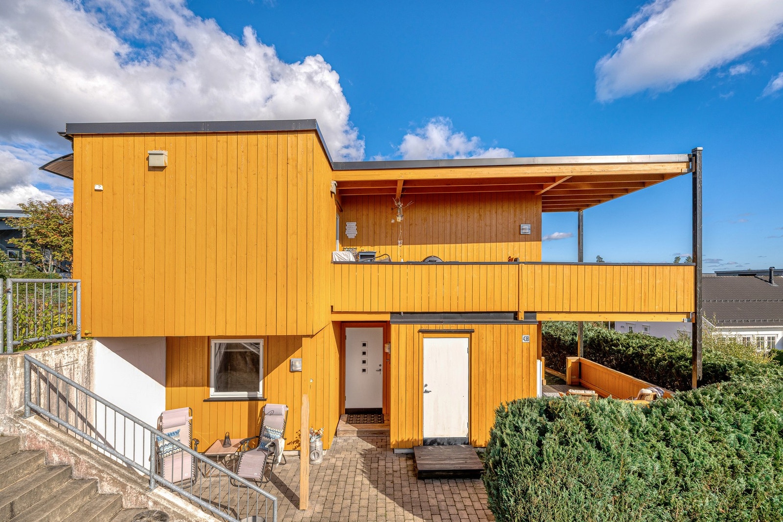 Leiligheten kan stolt skilte med eget inngangsparti. Galleribilde