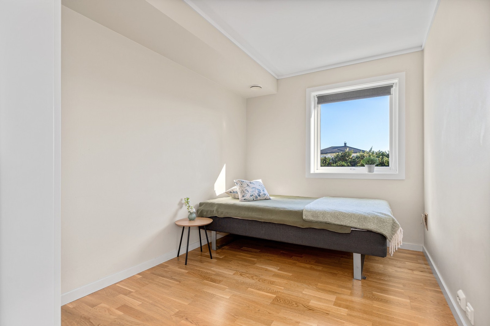 Veggene på soverommene er malt opp i tidsmessige farger, og på gulvene er det gyllen, trestavs parkett. Galleribilde