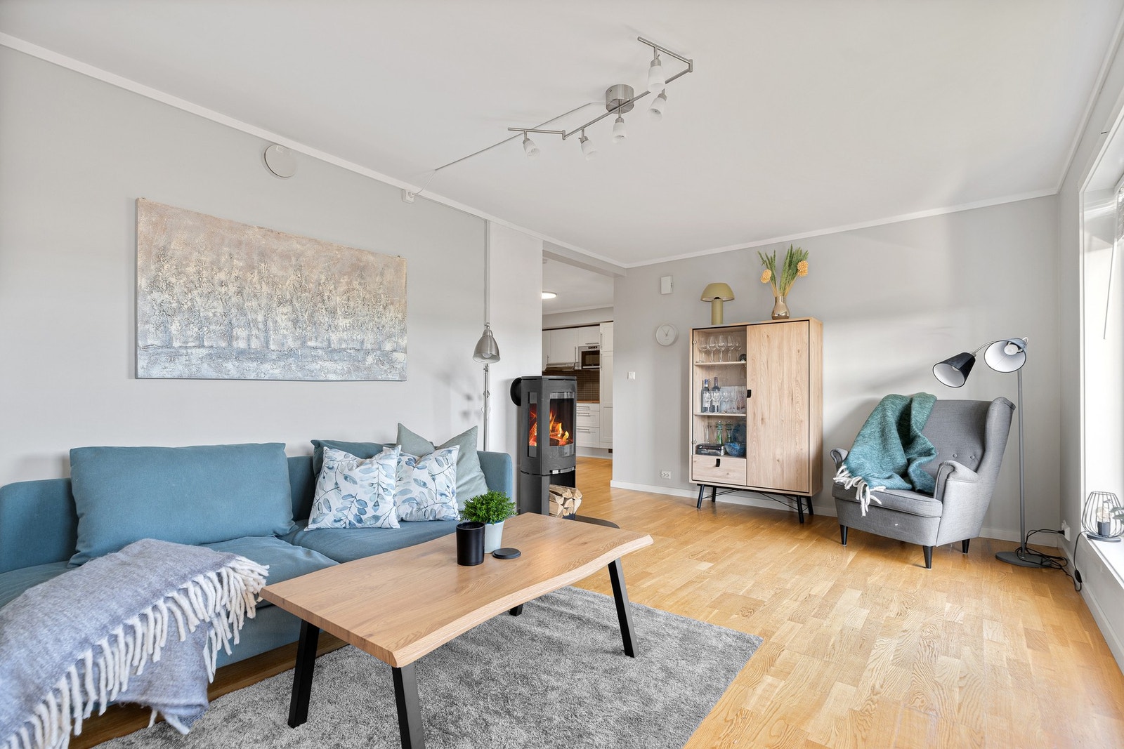 Lys og luftig følelse i stuen. Galleribilde