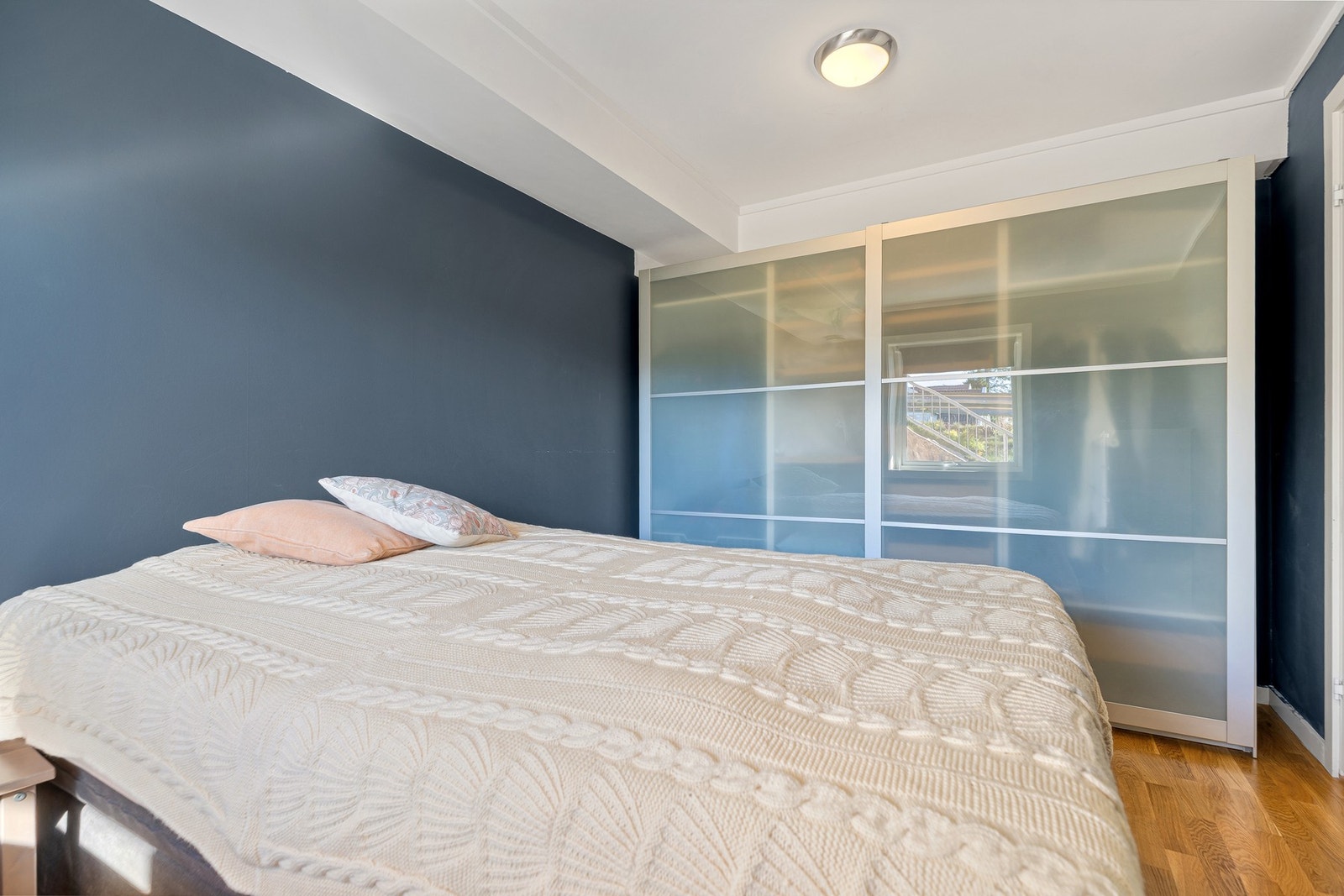 På hovedsoverommet er det skyvedørsgarderobe. Galleribilde