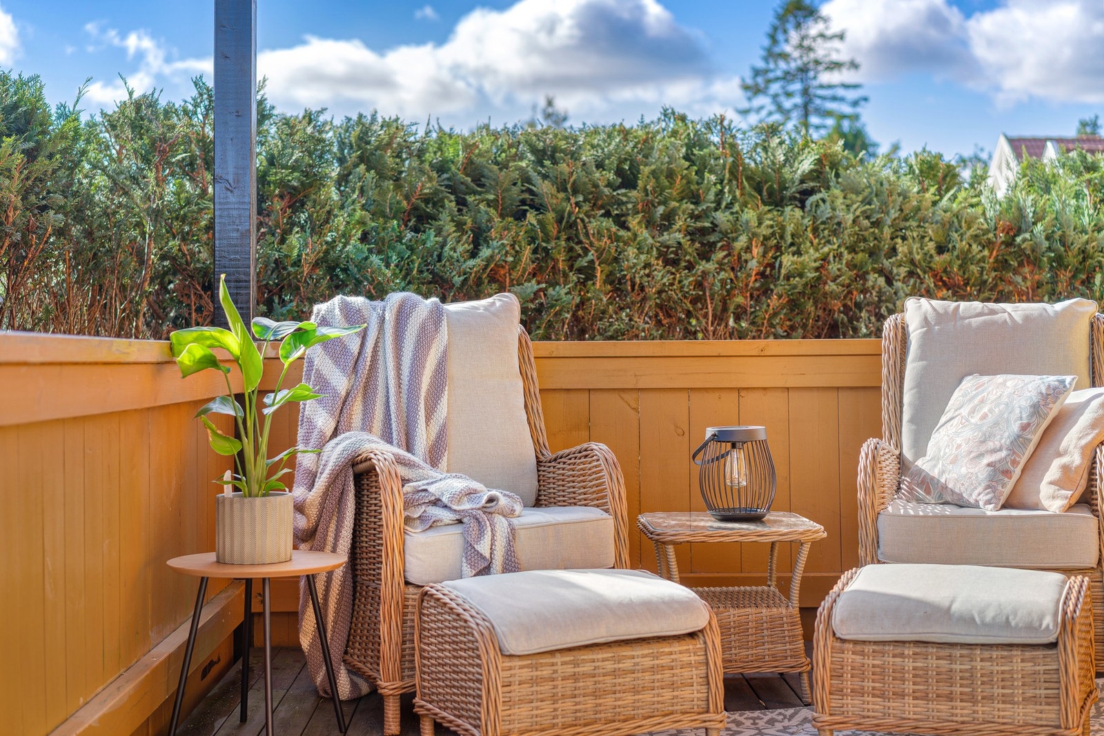 Balkongen har tak som sørger for utvidet bruk. Galleribilde