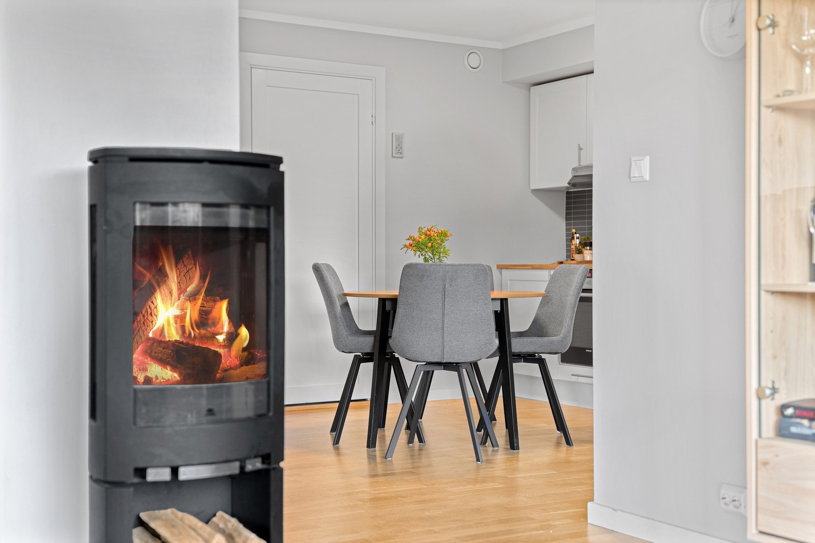 Den dels åpne planløsningen gir leiligheten en luftig atmosfære. Galleribilde