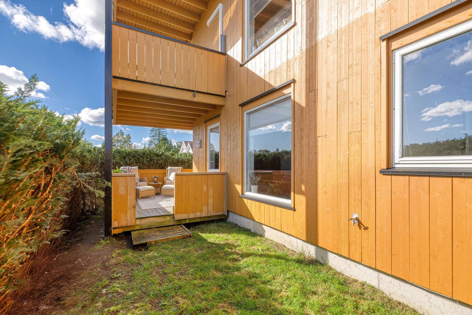 Fra balkongen er det trapp ned til en skjermet, koselig hage. Galleribilde