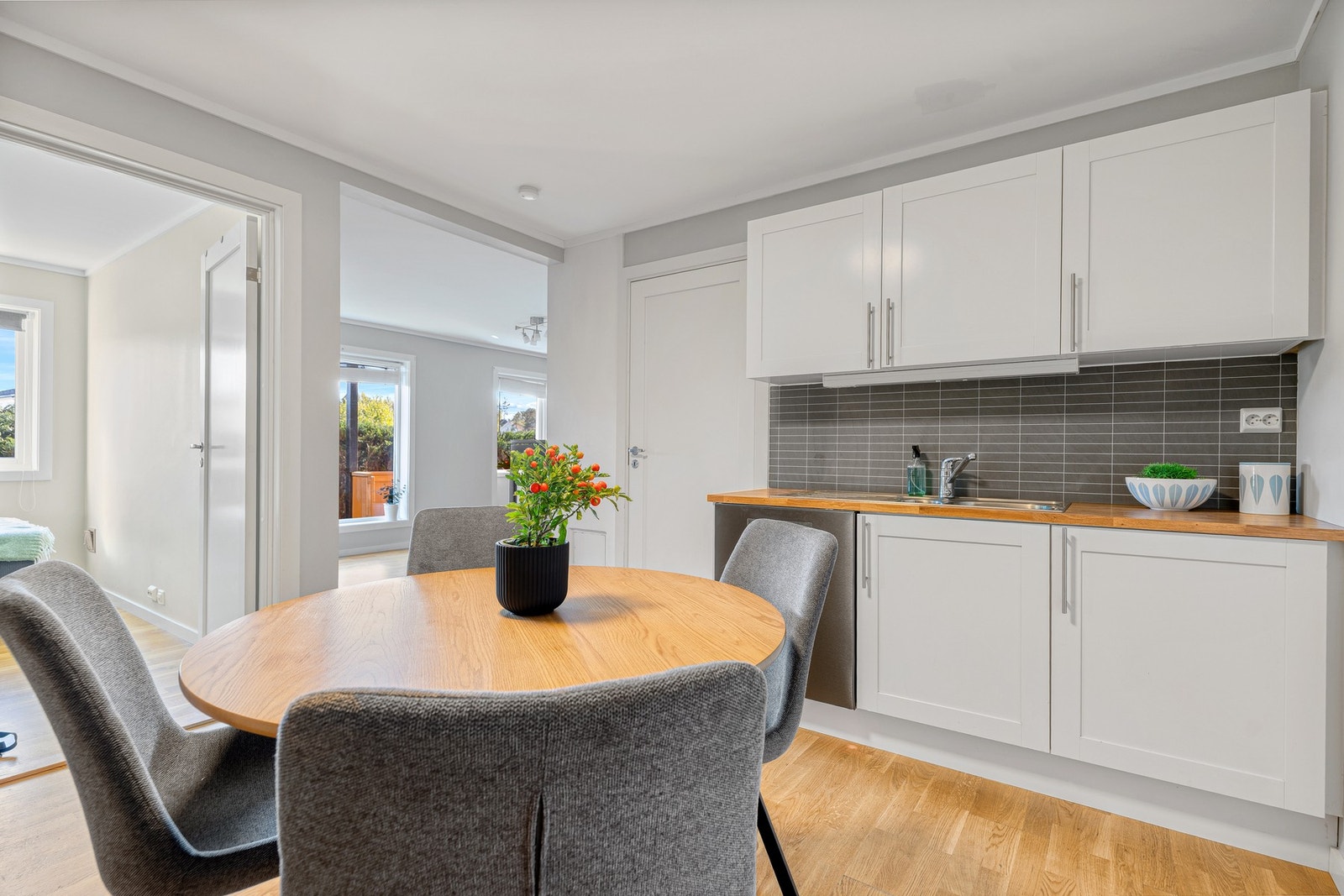 Kjøkkenet er utstyrt med integrerte hvitevarer som mikrobølgeovn, stekeovn og koketopp. Galleribilde