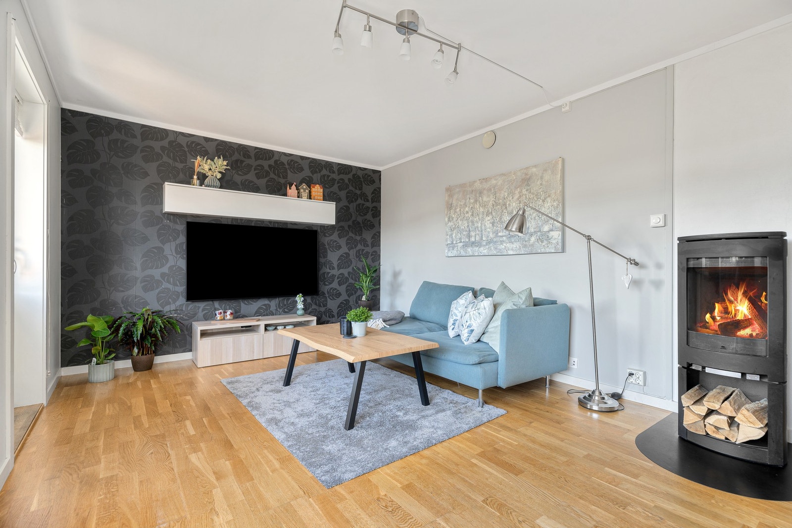 Stuen har en rentbrennende peisovn for ekstra varme og hygge. Galleribilde