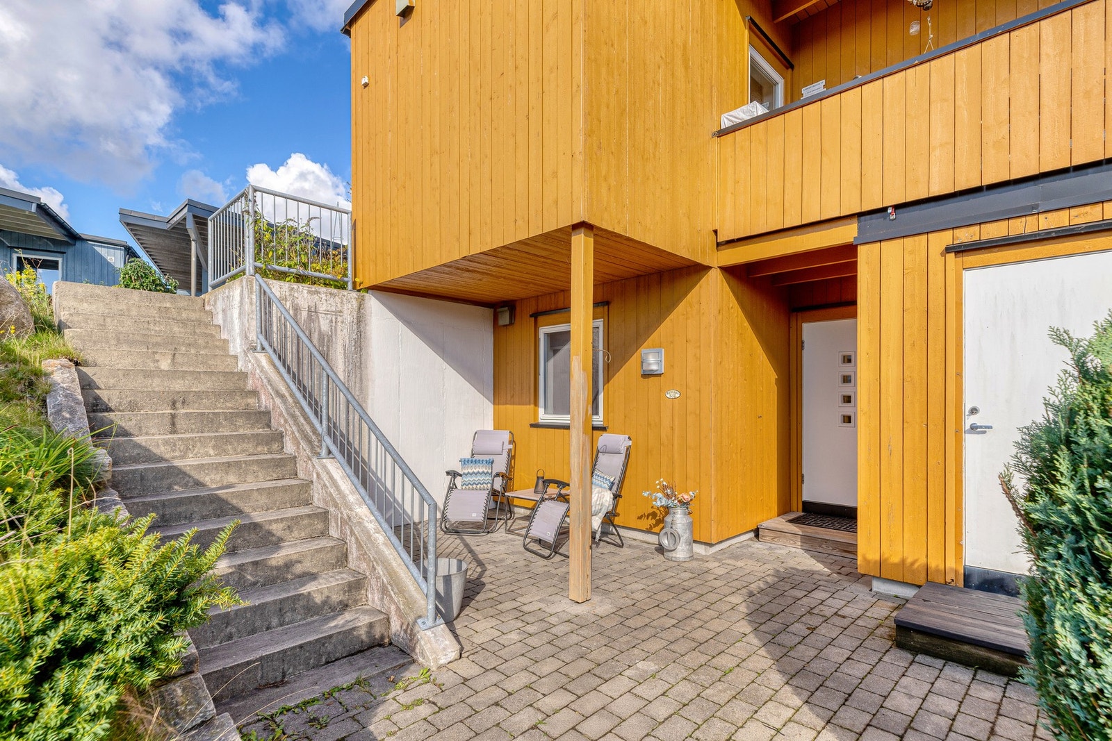 Ved inngangen er det en lun, dels overbygd og steinbelagt uteplass. Galleribilde