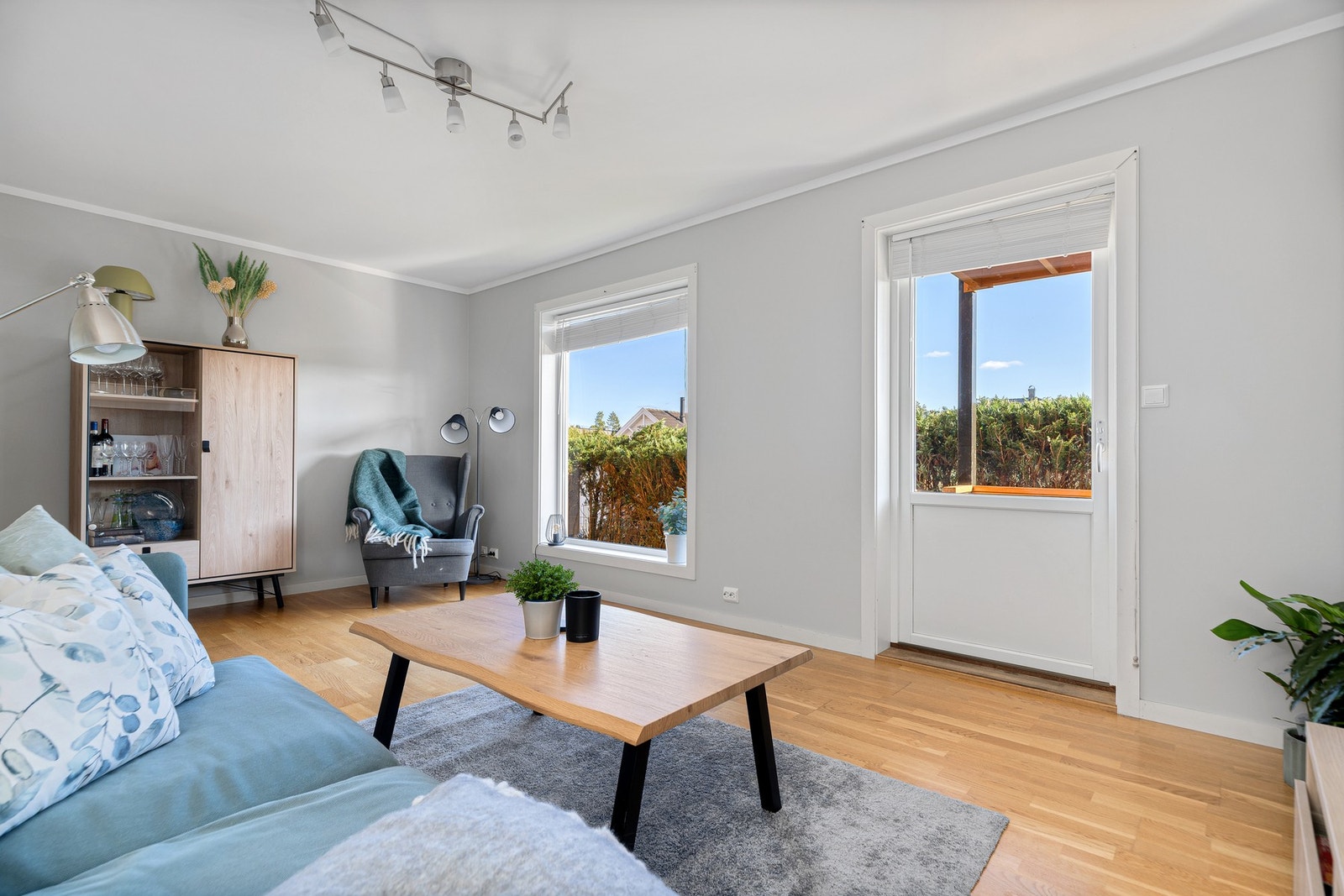 Veggene er malt i en dus gråtone som fremhever det gylne parkettgulvet. Galleribilde