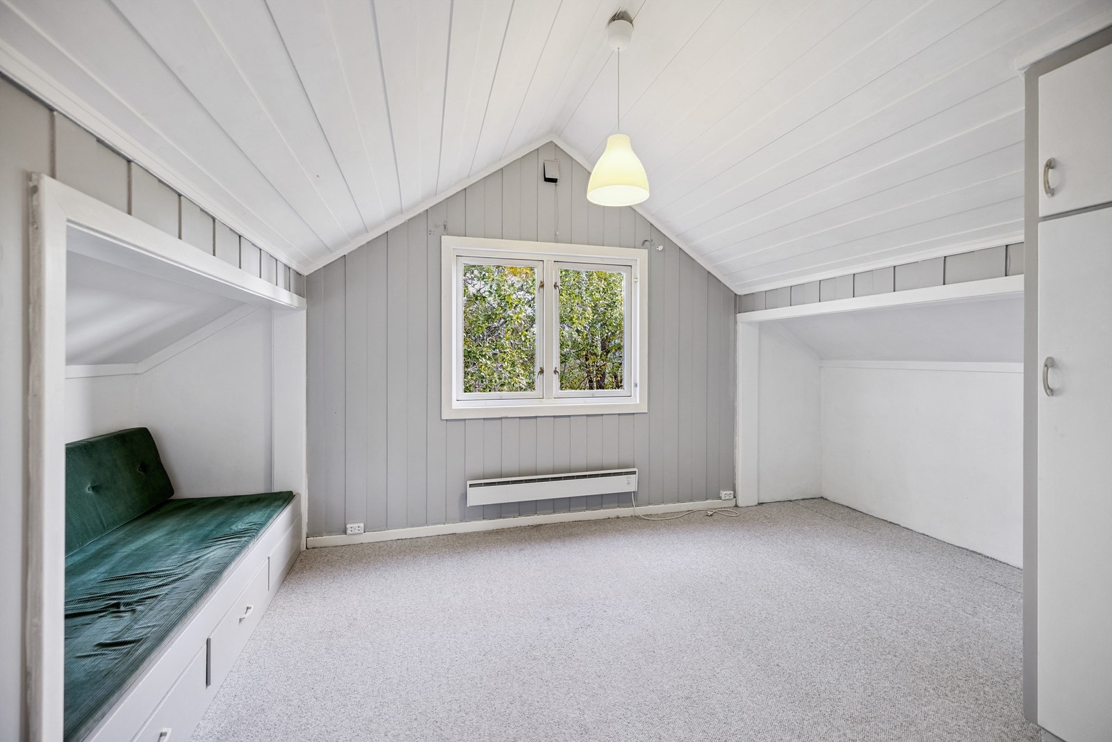 Det andre soverommet har plassbygde løsninger som utnytter arealet under skråtaket. Galleribilde