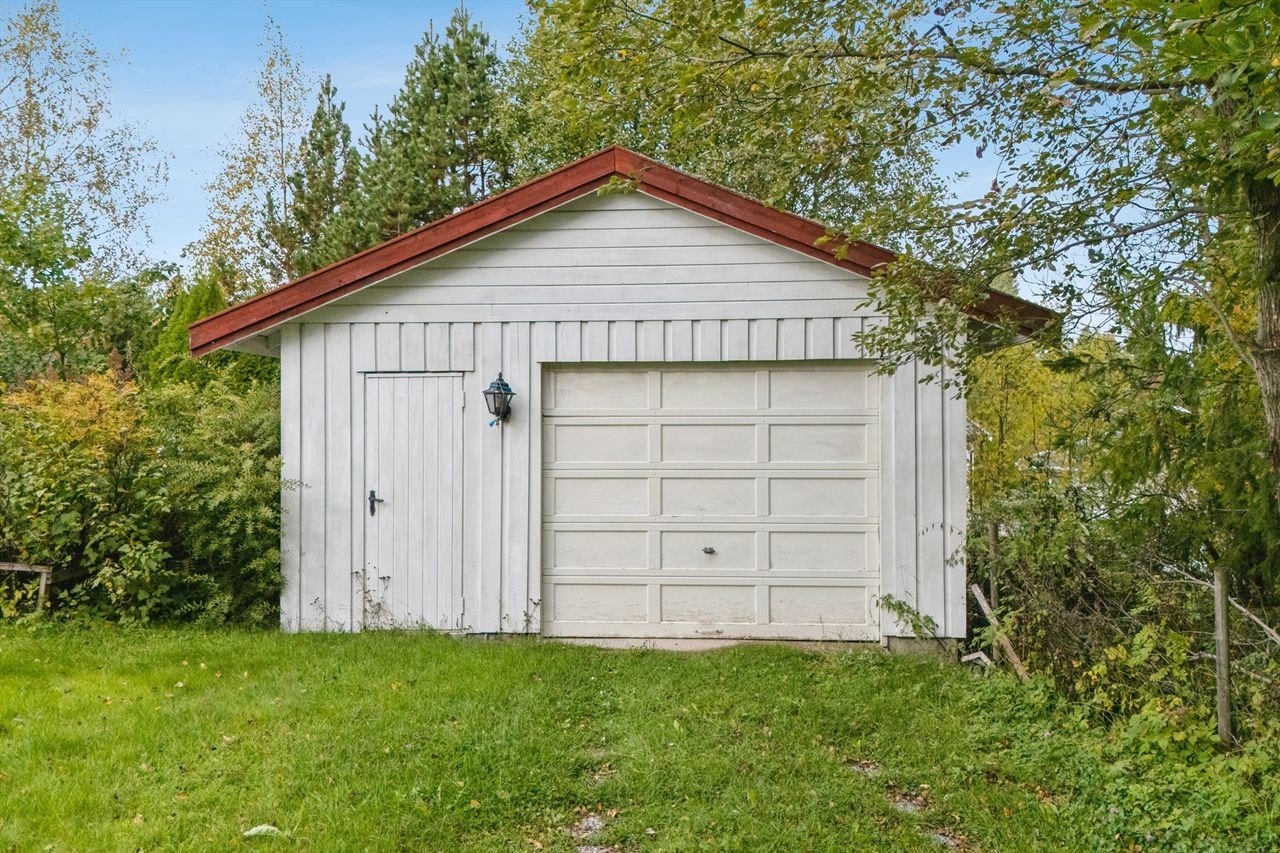 Den frittstående garasjen fra ca. 1996 er på 26 m², og har innlagt strøm. Galleribilde