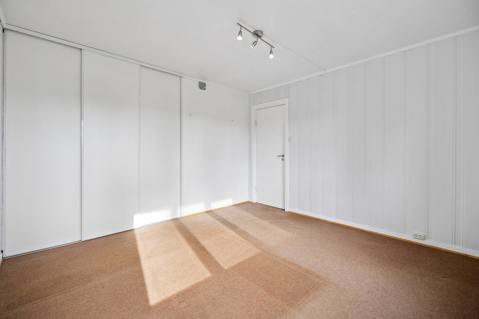 En stor skyvedørsgarderobe gir rikelig med oppbevaringsplass. Galleribilde