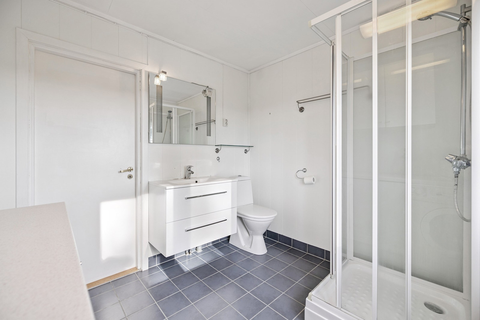 Kombinert bad/vaskerom i første etasje, oppgradert i 2009-10. Flislagt gulv med varme. Galleribilde