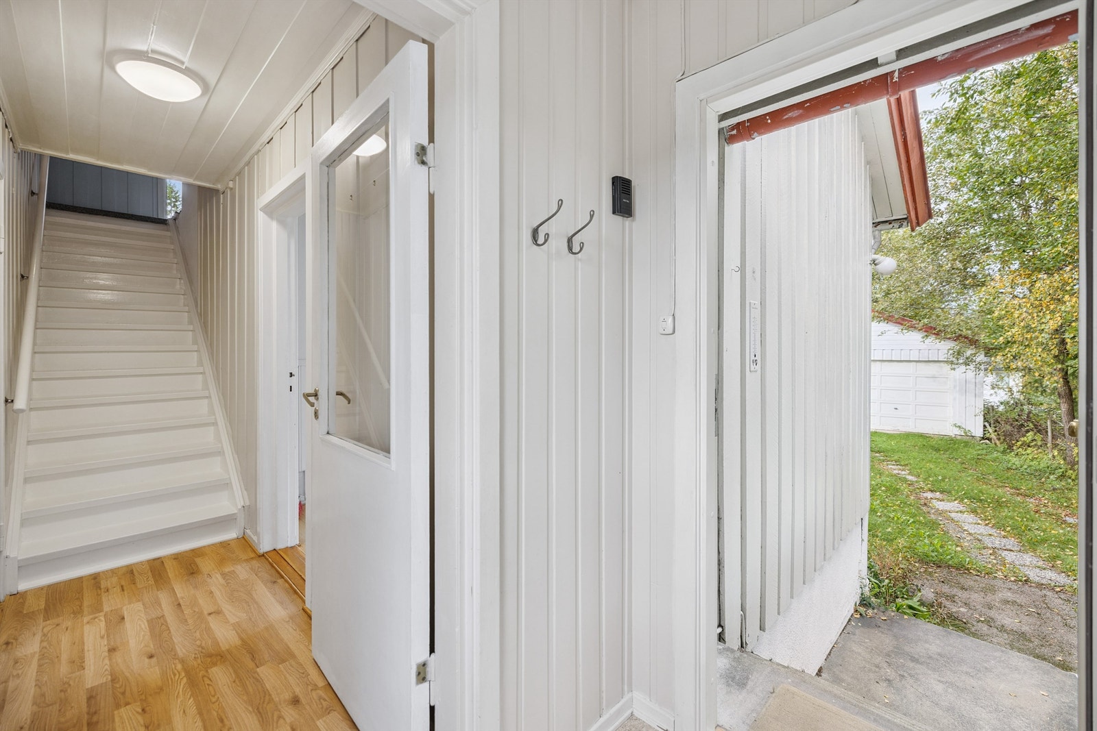 Boligen har inngang også fra baksiden, der garasjen er plassert. Galleribilde