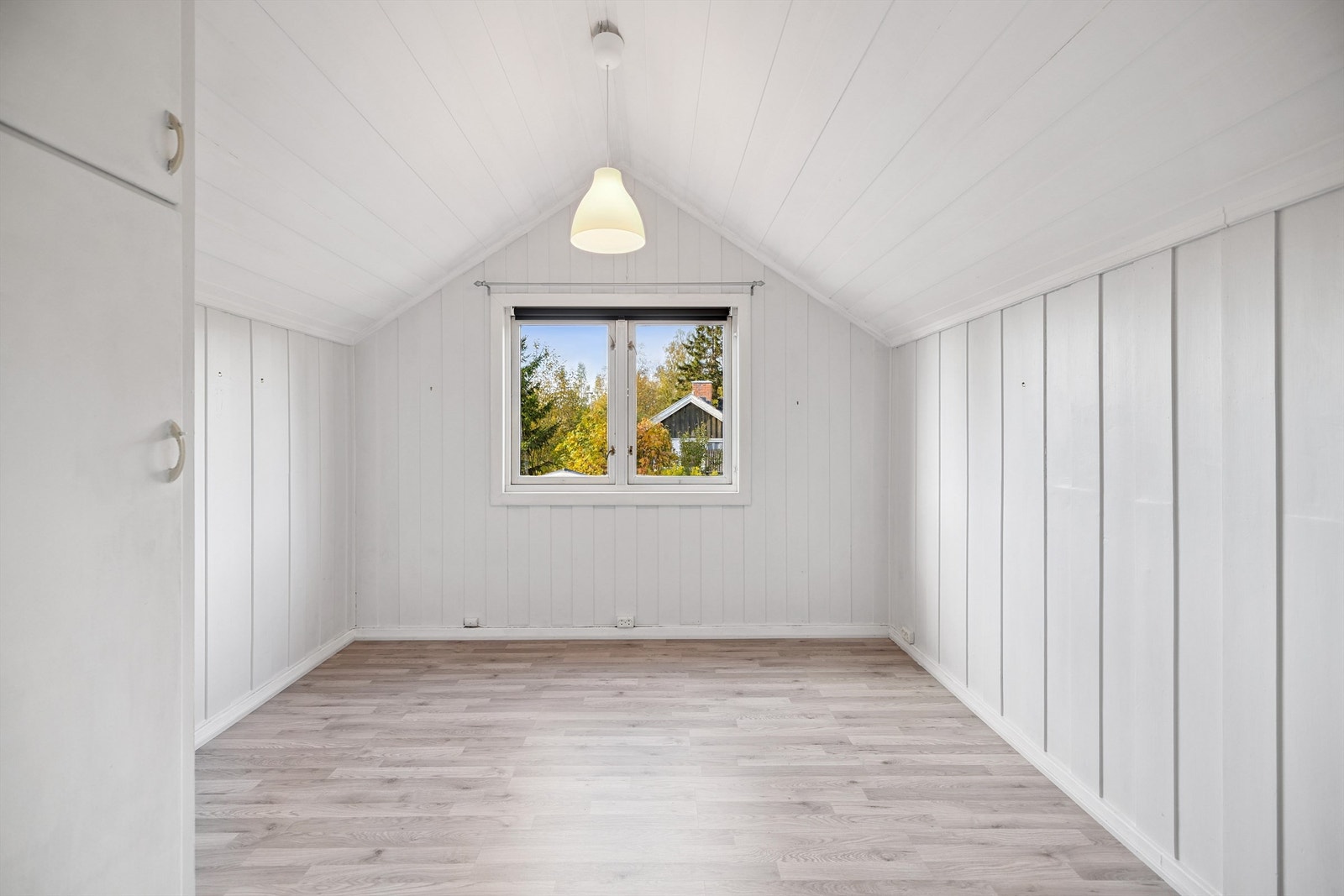 Det ene soverommet i andre etasje har lyse overflater og skråhimling som gir karakter. Galleribilde