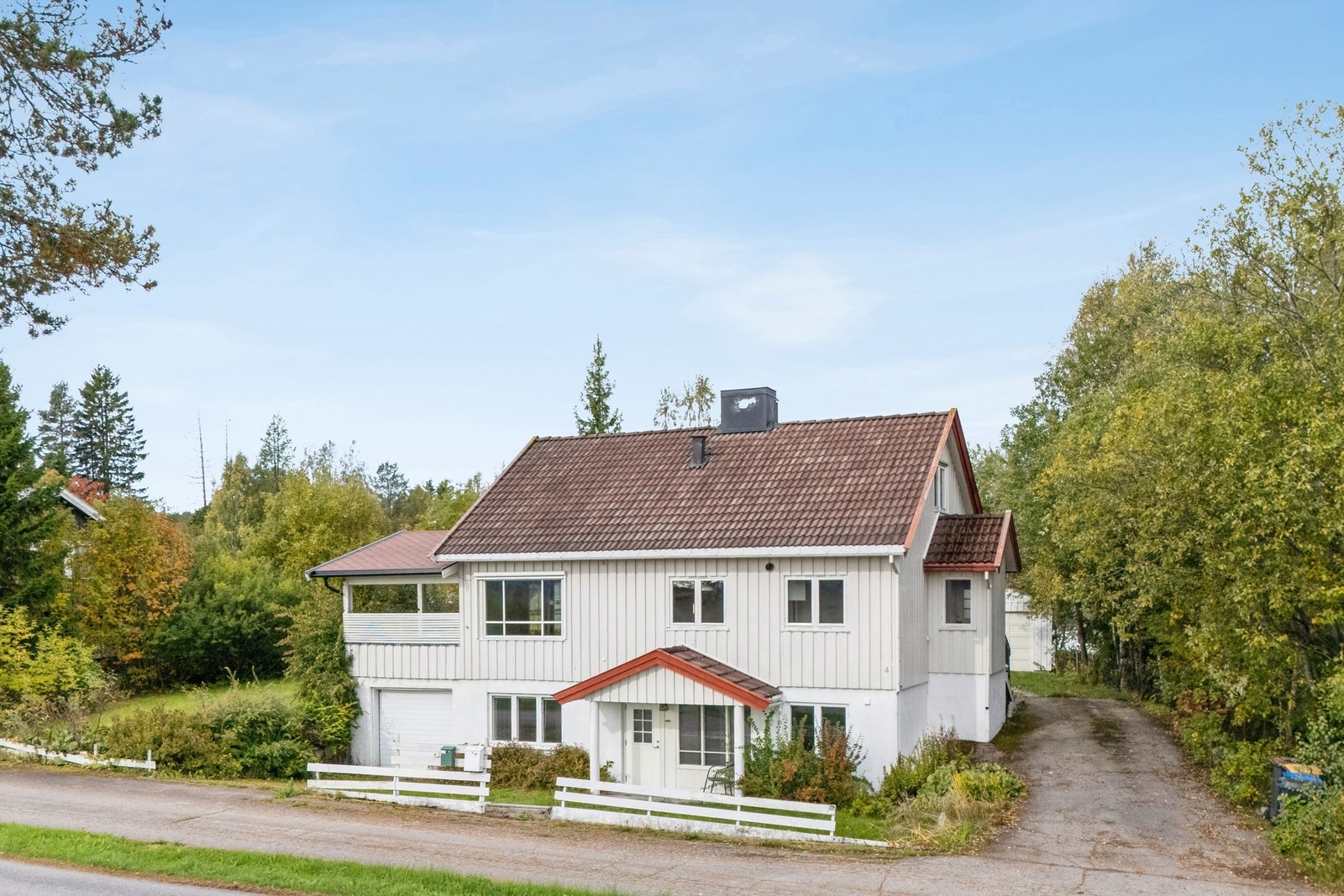 Velkommen til Parkveien 4, en innholdsrik enebolig med sentral beliggenhet og stor tomt. Galleribilde
