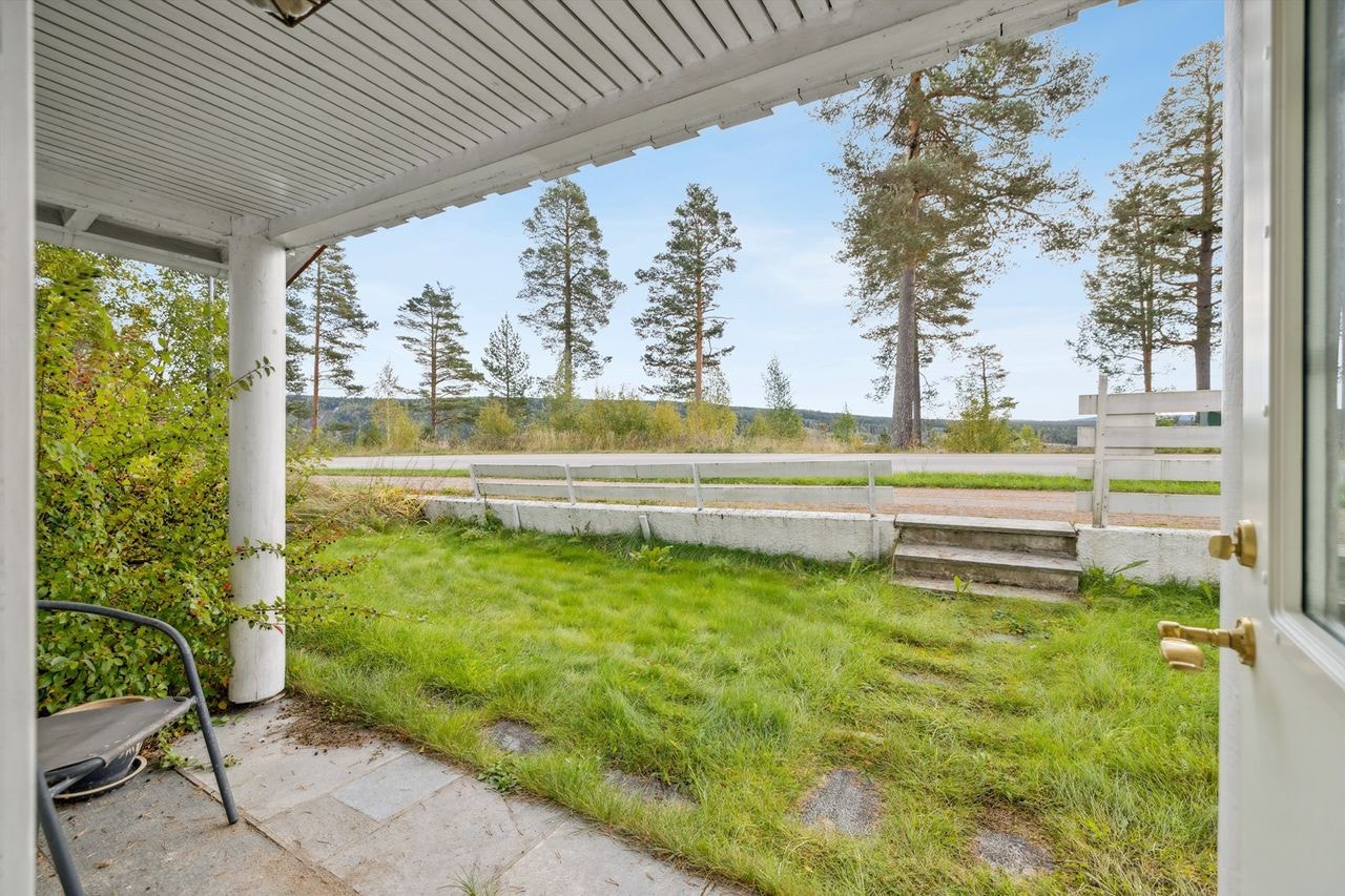 Ved sokkelinngangen er det et overbygget parti med gulv av skiferfliser. Galleribilde