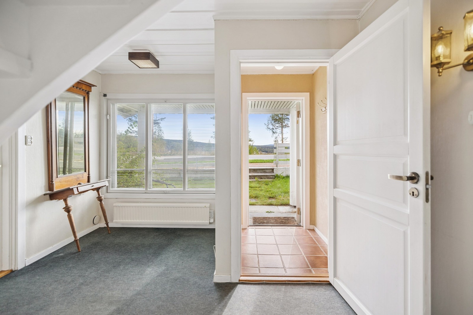 Den separate inngangen til kjelleren gir etasjen et fleksibelt brukspotensial. Galleribilde