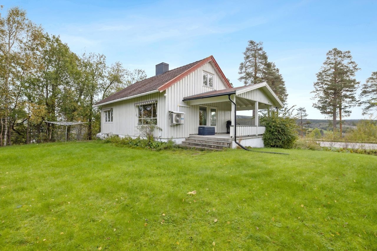 Romslig hage som gir plass til både lek og utendørsaktiviteter for små og store. Galleribilde