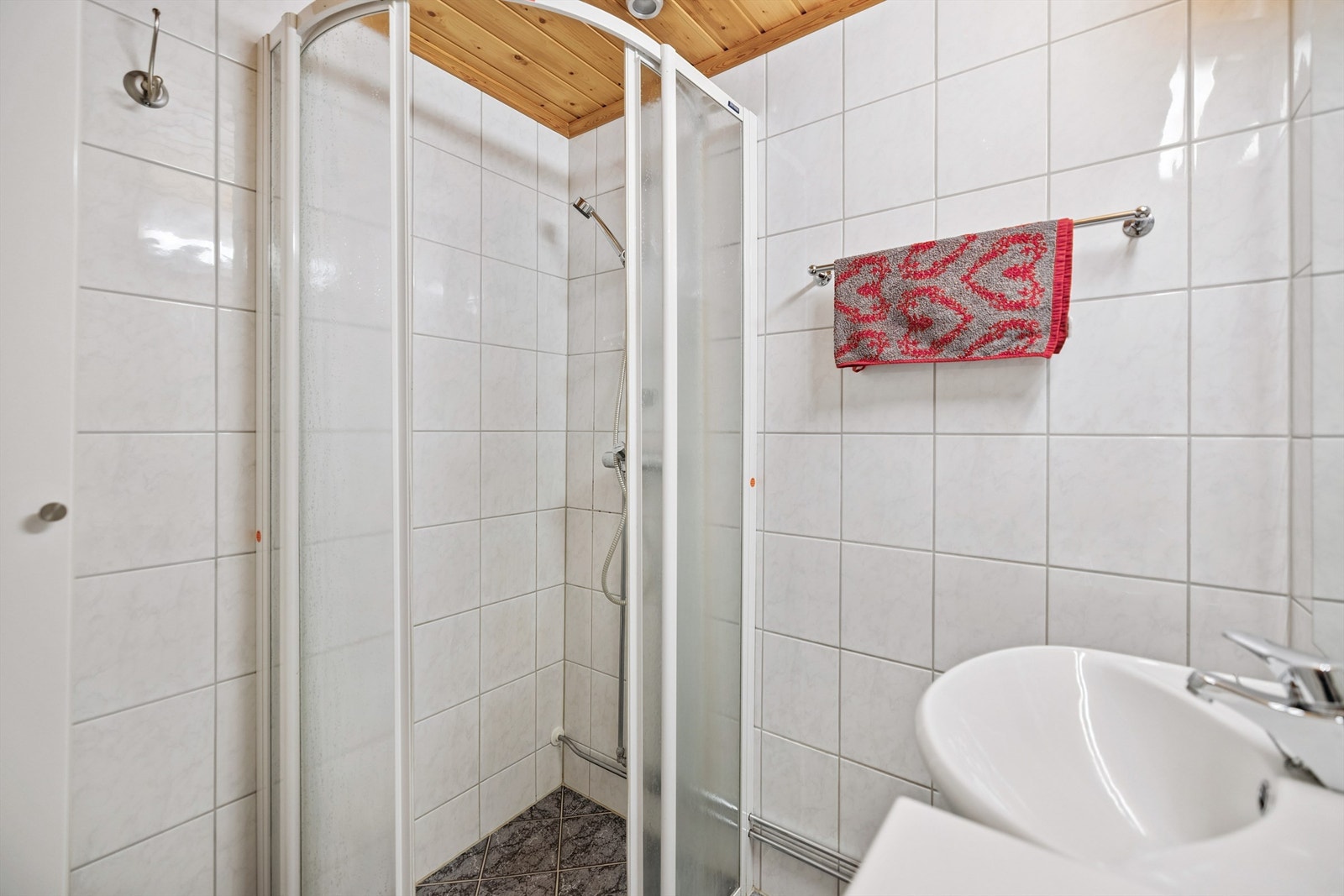 Baderommet i kjelleren ble etablert i 2003-2004. Det har flislagte gulv og vegger, med elektrisk gulvvarme. Galleribilde