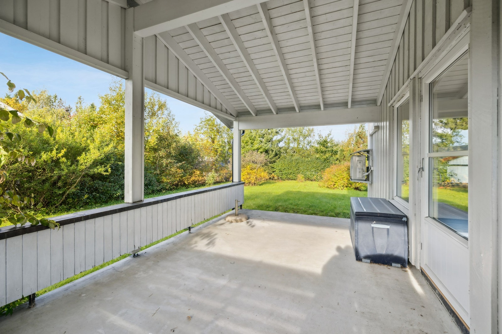 Den overbygde terrassen på 18 m² gjør det mulig å trekke ut i all slags norsk sommervær. Galleribilde