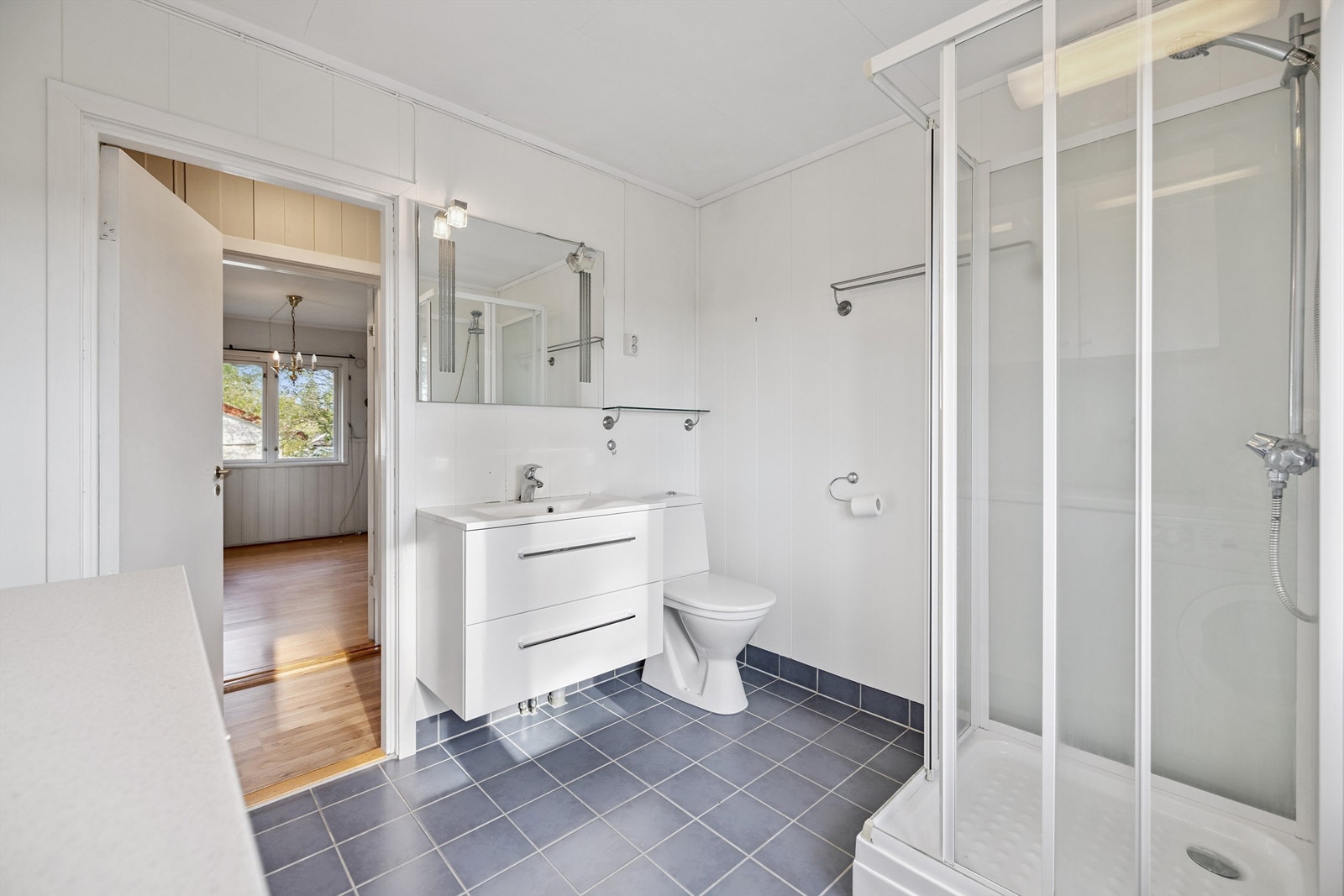 Badet har adkomst fra både gangen og kjøkkenet, noe som gir en praktisk flyt i hverdagen. Galleribilde