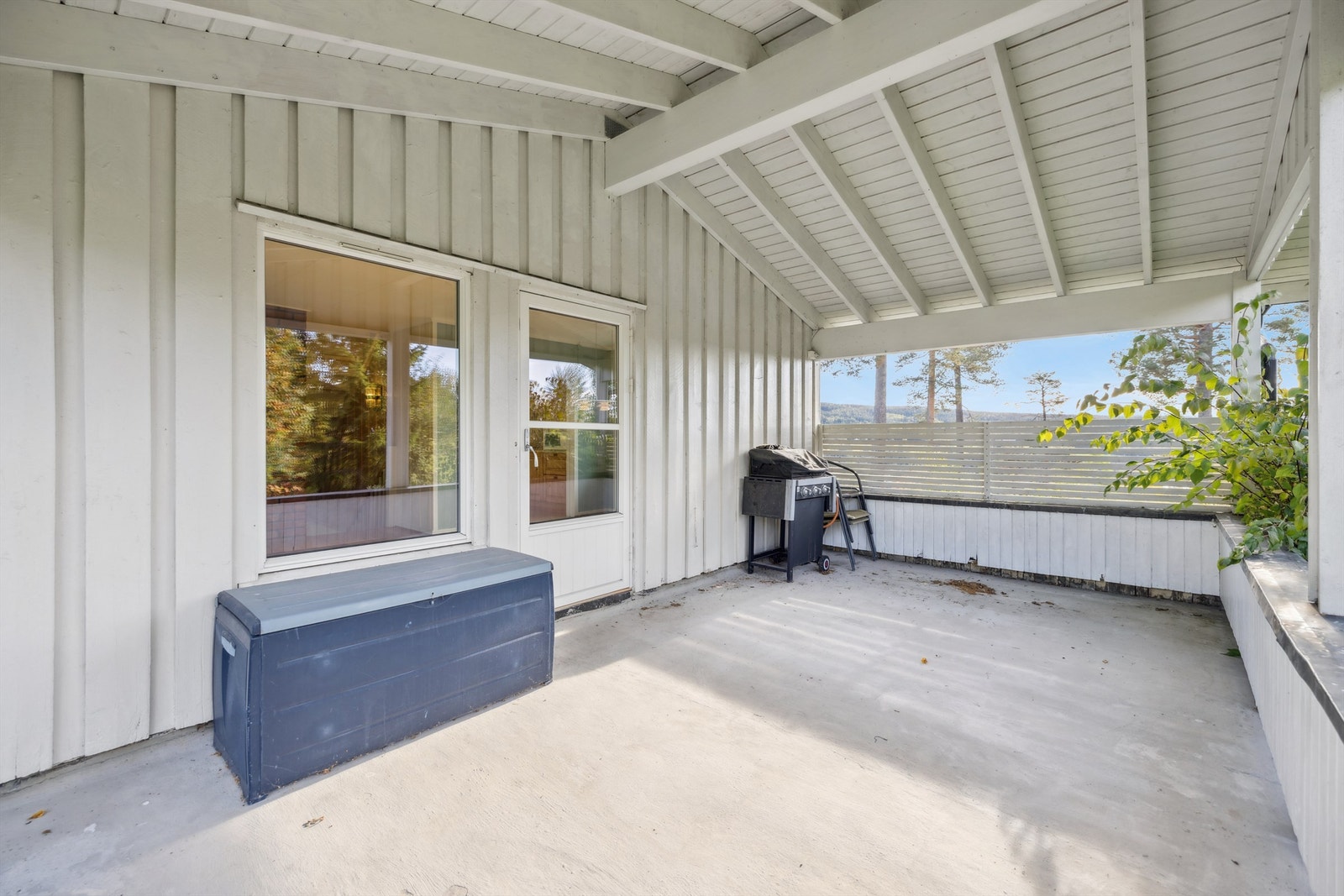 Terrassen er orientert mot sydvest, noe som gir gode lysforhold på ettermiddagen. Terrassedør ble byttet i 2012. Galleribilde