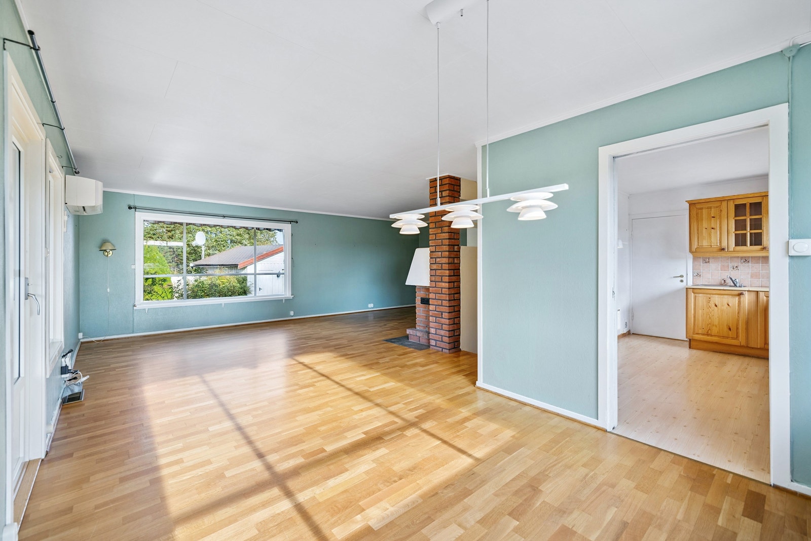 Store vinduer på tre sider gir godt med lysinnslipp. Varmepumpe ble installert i 2019. Galleribilde