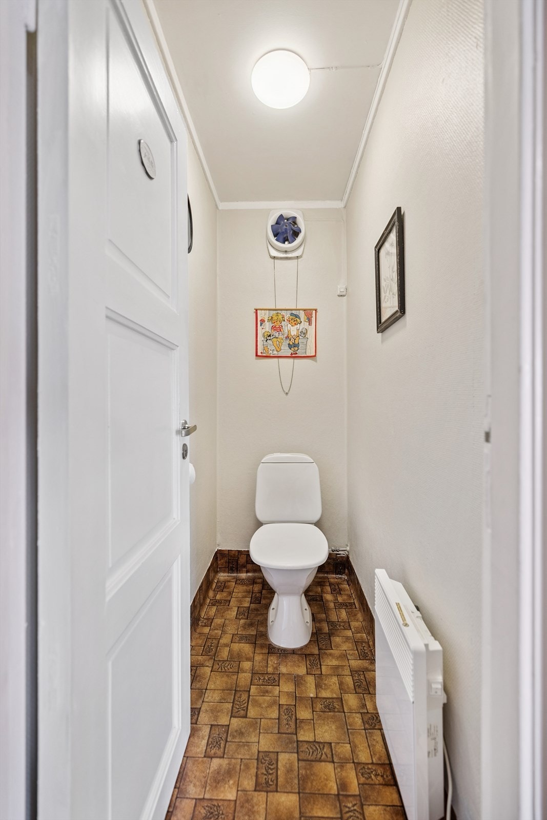 Separat toalettrom i kjeller. Galleribilde