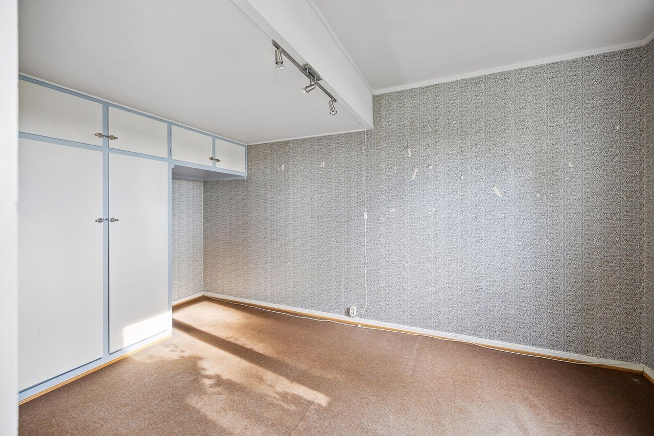 Her er det plassbygde skap som gir praktisk oppbevaring. Galleribilde