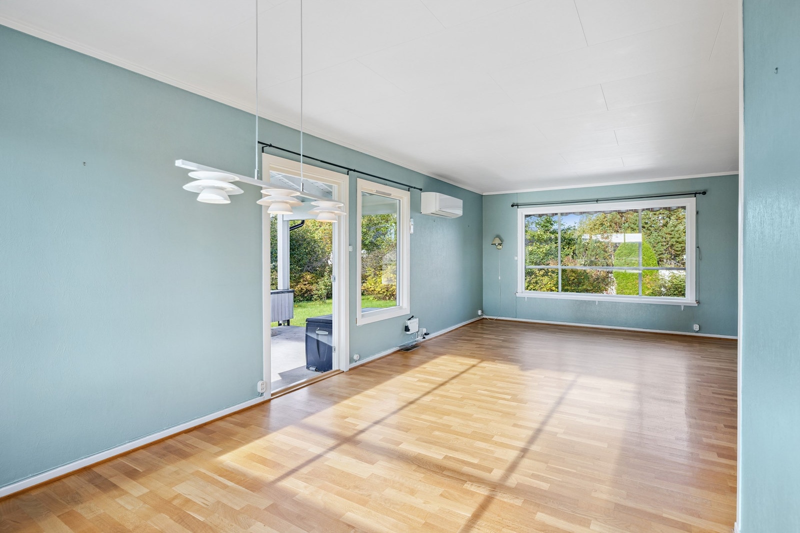 Fra stuen er det direkte utgang til den overbygde terrassen. Galleribilde