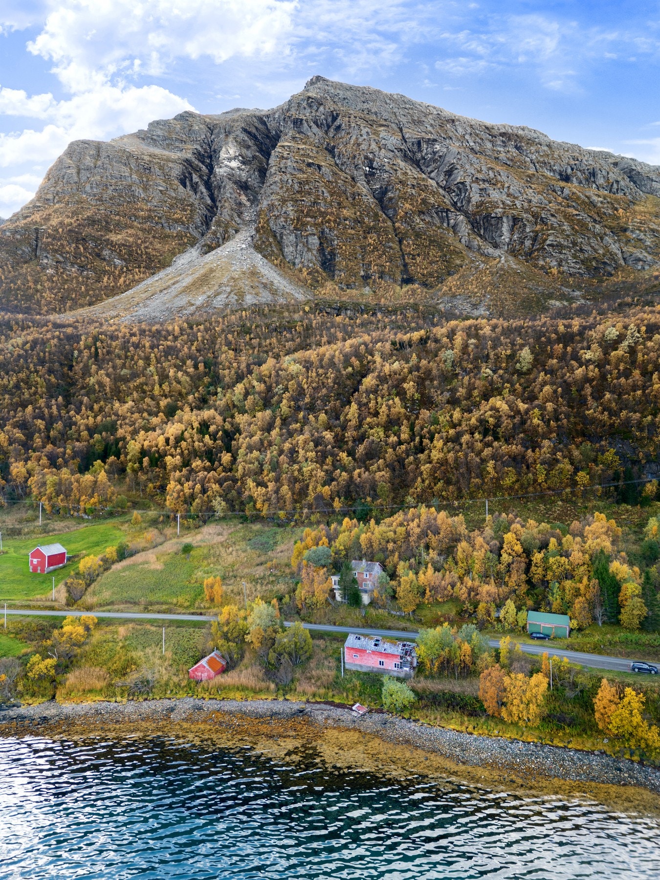 På eiendommen er enebolig, fjøs, garasje og naust, alle objekter for totalrenovering eller riving Galleribilde