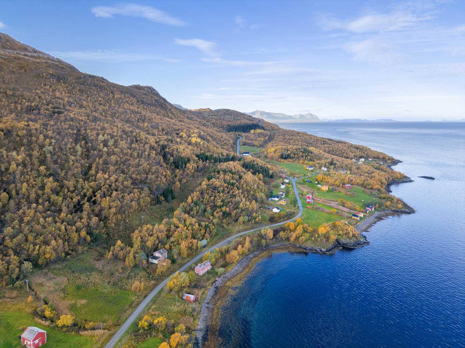 Omkranset av spektaulær natur har du fantastisk utsikt både mot hav og fjell Galleribilde