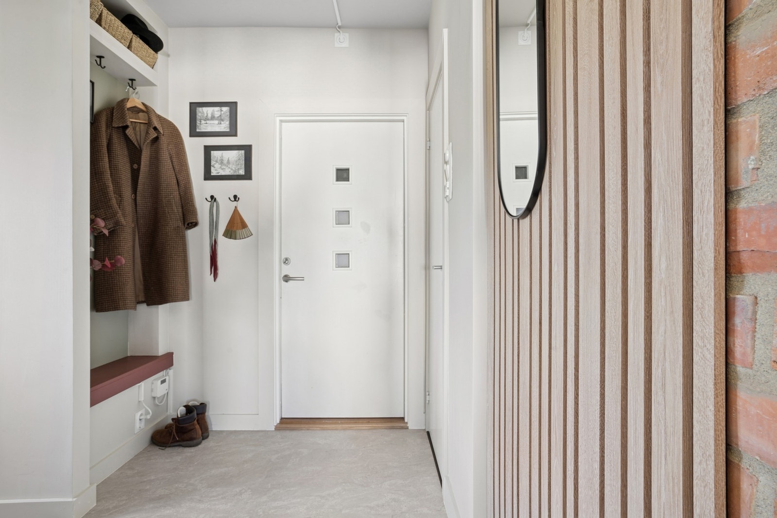 Romslig entré, med god plass til å legge fra seg sko og jakke. Galleribilde