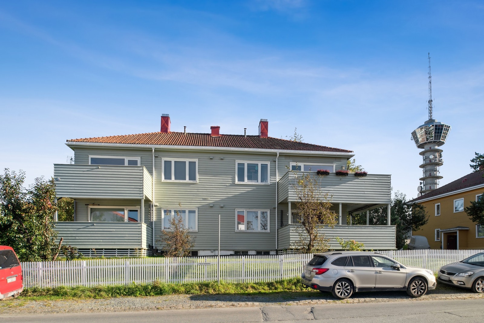 Like i nærheten finner man Kvilhaugen gård med restaurant og selskapslokaler, med byens flotteste uteservering om sommeren. Galleribilde