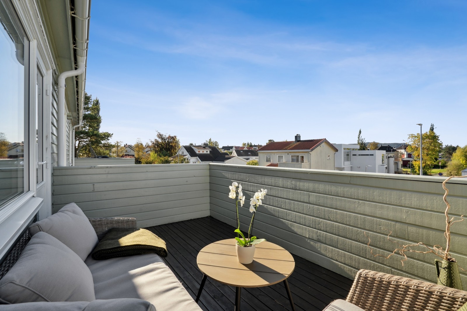 Balkongen er på hele 10 kvm, med god plass til ønsket møblering. Galleribilde