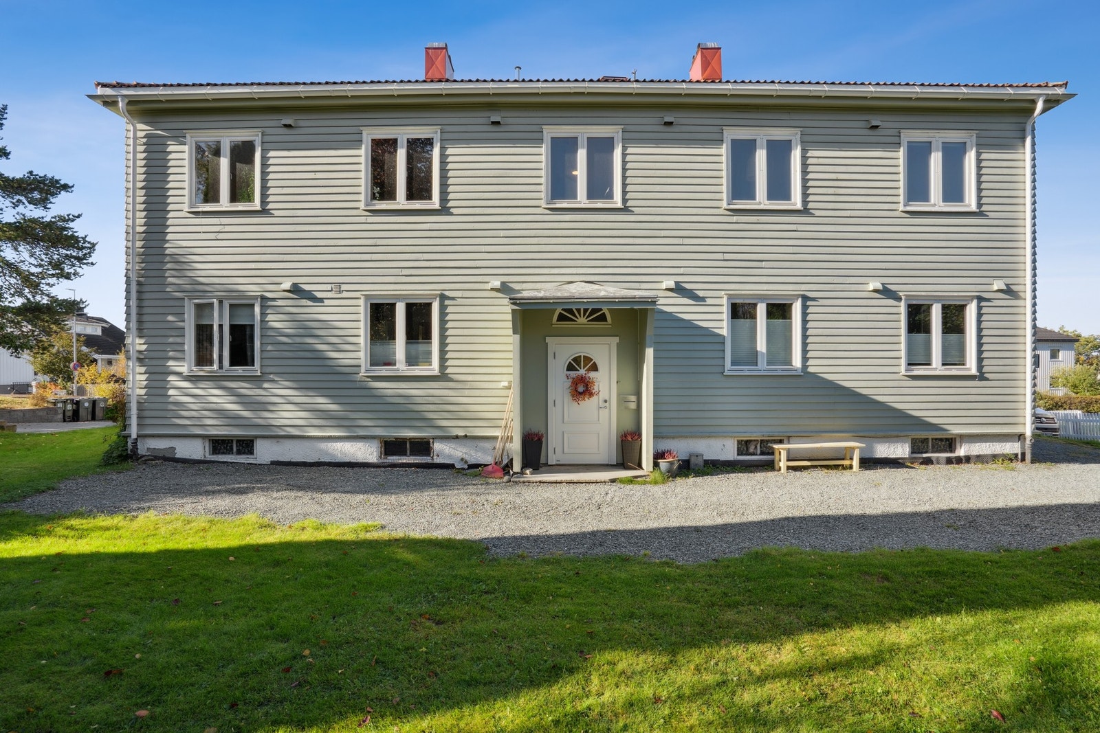 Leiligheten disponerer godt med lagringsplass med en bod på loft og 2 boder i kjeller, med totalt areal på 17 kvm. Galleribilde